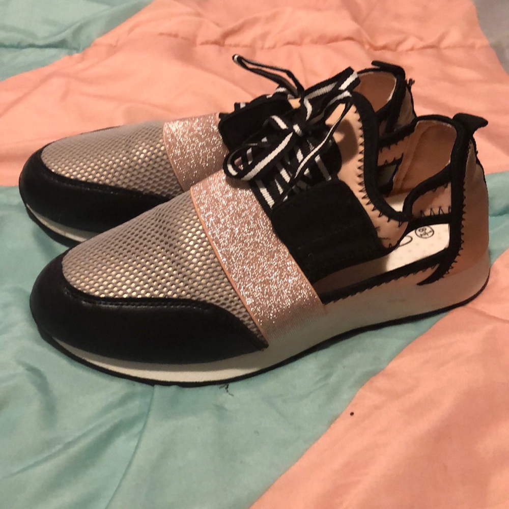 Tennis shoes